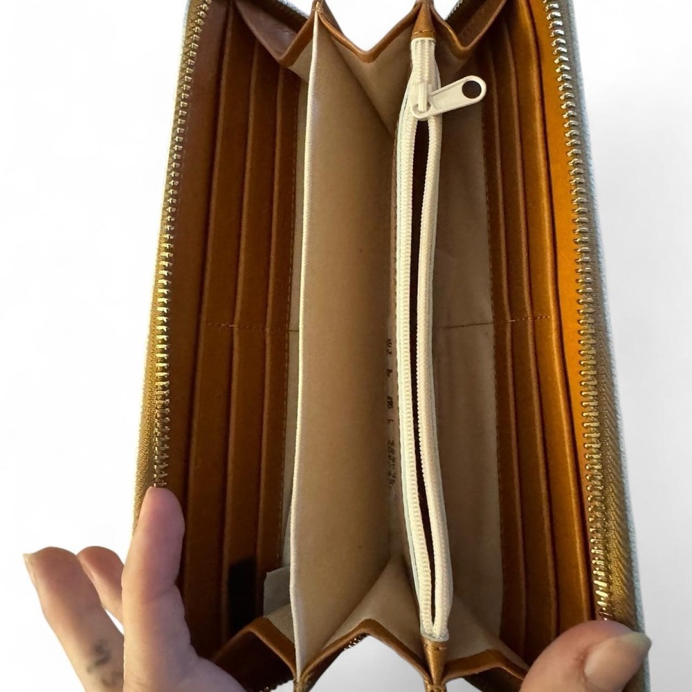 Dooney & Bourke Peter Pan bucket bag and matching wallet - Picture 8 of 8
